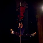 Image de Ryunosuke qui fait des acrobaties sur le poteau avec une poupée/ Ryunosuke doing pole dancing with a marionette