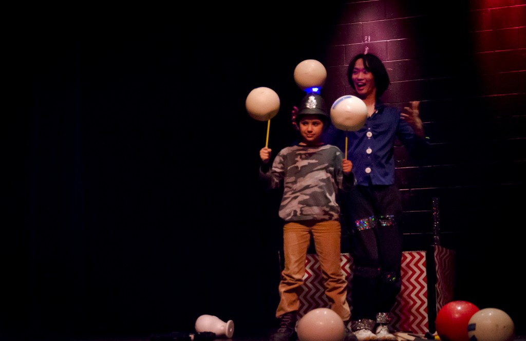 Image de Ryu dans la partie interactive avec un enfant / Photo of Ryu in the audience participation part