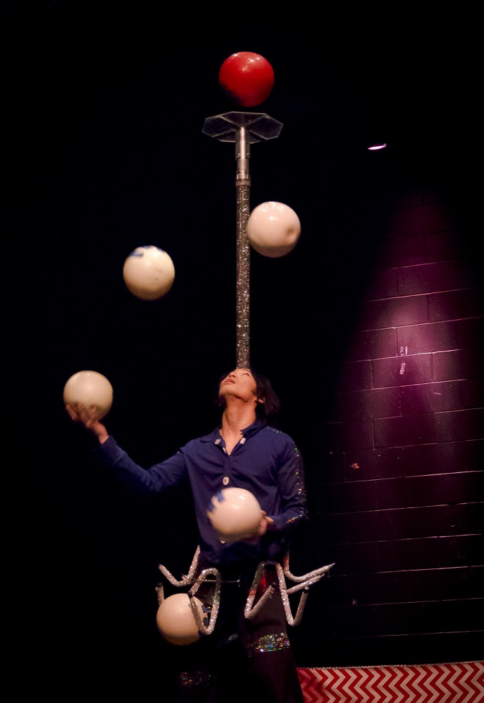 Image de Jonglerie du Grand Cirque de Ryu /photo of juggling in Ryu's Big Circus